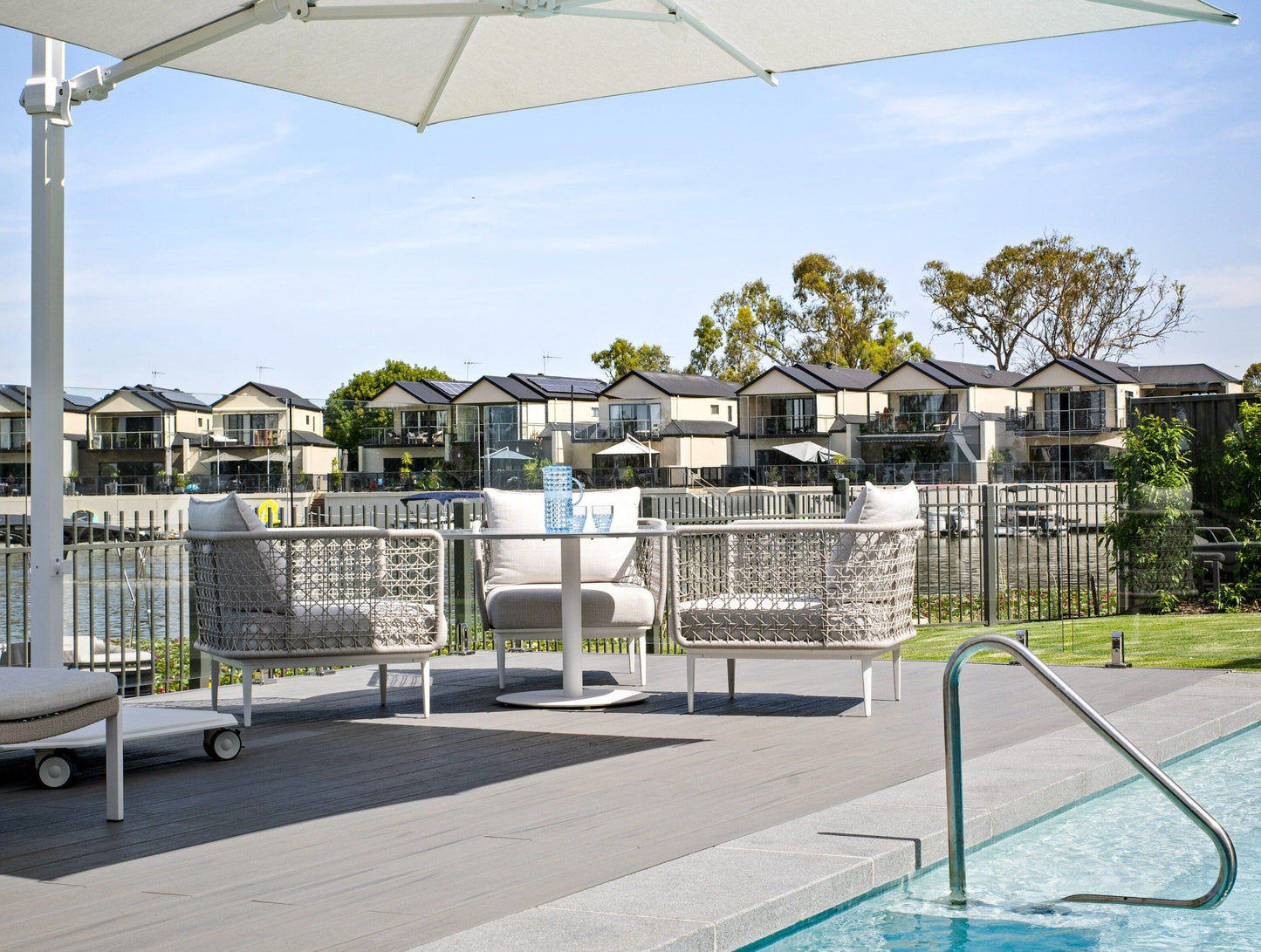 Fauteuil lounge tissé Aireys